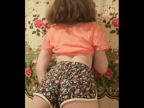 ❤️ Seksikäs nuori beibi riisuu shortsinsa kameran edessä ❤ Pornovideo at us