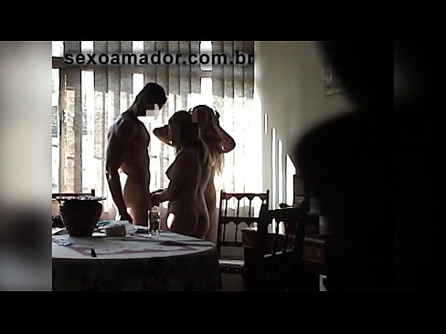 ❤️ Seksikaverit kutsuvat jättimiehen ja kolmen kimppakivaa hänen kanssaan ❤ Pornovideo at us