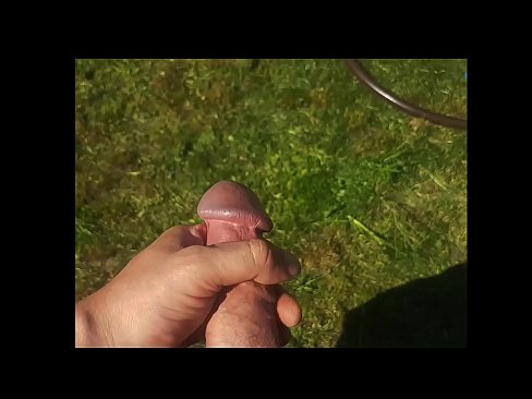 ❤️ Kuuma hottie saa vaaleanpunaista pilluaan nussittua ja kakkaa ruiskulla kesäpuutarhassa ❤ Pornovideo at us