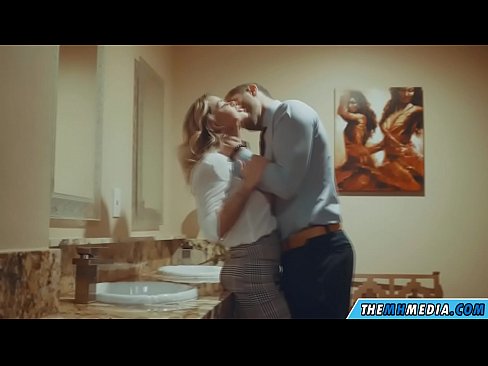 ❤️ Kun povekas blondi viettelee sinut julkisessa vessassa ❤ Pornovideo at us